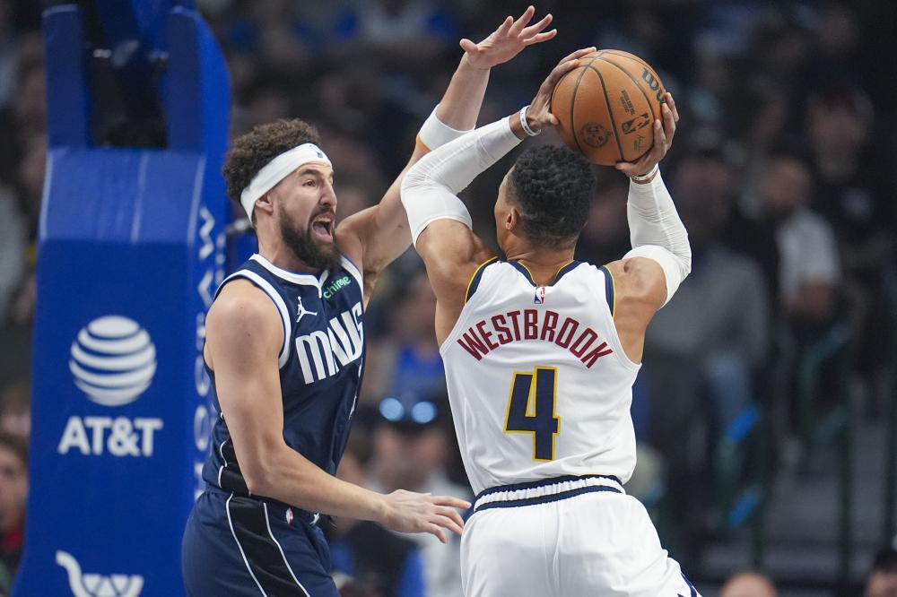 的咆哮声中 的咆哮声中